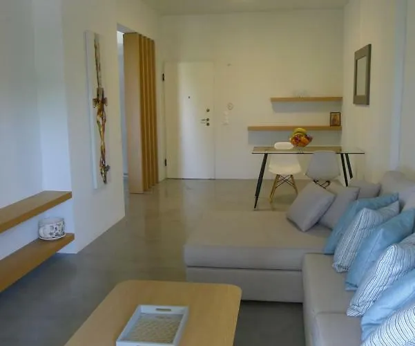 Deluxe Apartment In Vouliagmeni